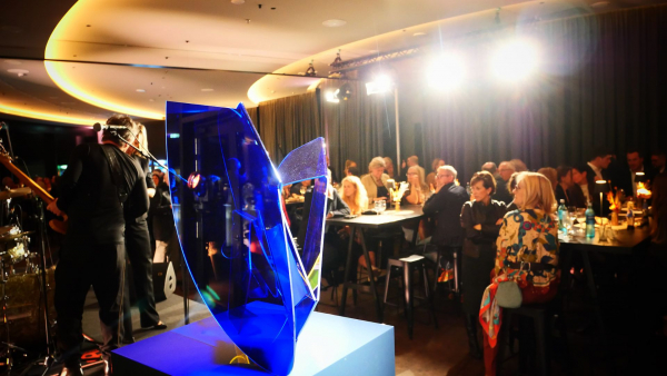 Ein blaues Kunstwerk auf einem Sockel bei der Versteigerung zum Charity-Event