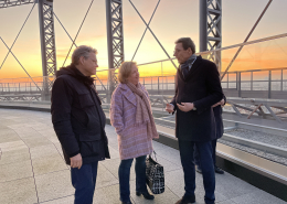 In 66 Metern Höhe, auf der Dachterrasse des Gasometers und mit der Abendsonne im Hintergrund unterhalten sich Jörn Oltmann, EUREF-Vorstandssprecherin Karin Teichmann und Tjapko Poppens.