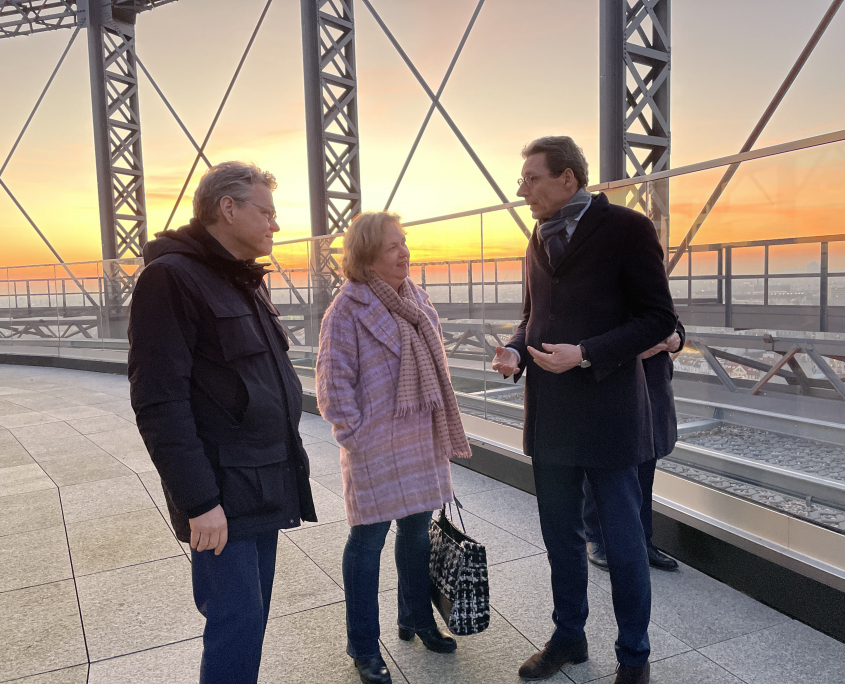 In 66 Metern Höhe, auf der Dachterrasse des Gasometers und mit der Abendsonne im Hintergrund unterhalten sich Jörn Oltmann, EUREF-Vorstandssprecherin Karin Teichmann und Tjapko Poppens.