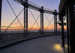 Die Dachterrasse des Gasometers auf 66 Metern Höhe in schöner Abendstimmung mit Sonnenuntergang im Hintergrund.