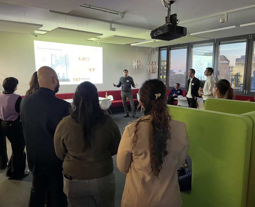 Paul Linkner von Arcadis bei der Begrüßung der Studierenden des TU Campus EUREF