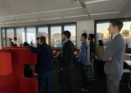 Durch die Fenster von Arcadis hindurch, sind die Gebäude des EUREF-Campus zu erkennen