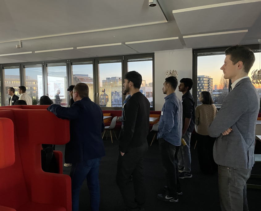 Durch die Fenster von Arcadis hindurch, sind die Gebäude des EUREF-Campus zu erkennen