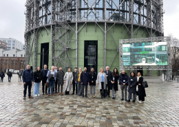 Britische Delegation vor dem Gasometer auf dem EUREF-Campus Berlin