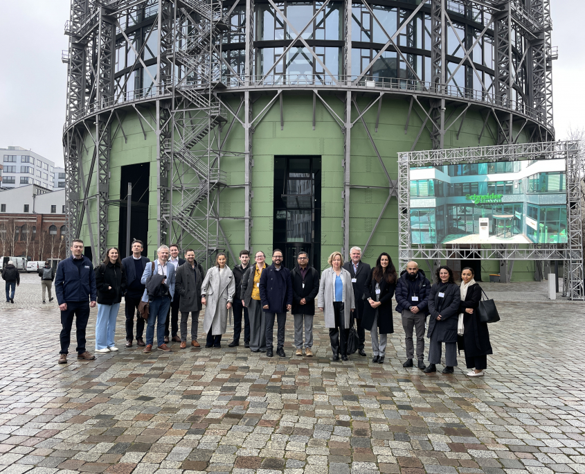 Britische Delegation vor dem Gasometer auf dem EUREF-Campus Berlin