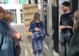 vor der zeemobase auf dem EUREF-Campus Gillian Martin schottische Ministerin zu Besuch auf dem EUREF-Campus Berlin