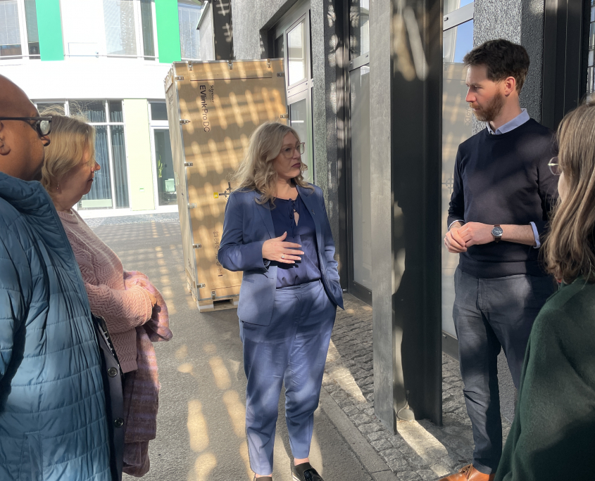 vor der zeemobase auf dem EUREF-Campus Gillian Martin schottische Ministerin zu Besuch auf dem EUREF-Campus Berlin