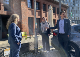 Ladesäule von ubitricity auf dem EUREF-Campus Gillian Martin schottische Ministerin zu Besuch auf dem EUREF-Campus Berlin
