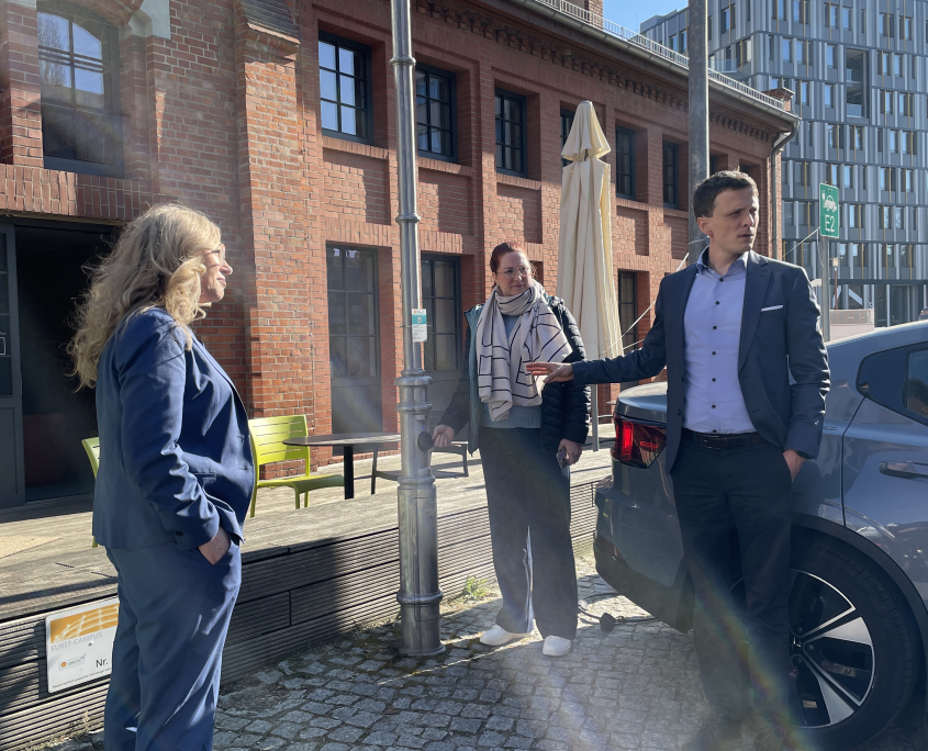 Ladesäule von ubitricity auf dem EUREF-Campus Gillian Martin schottische Ministerin zu Besuch auf dem EUREF-Campus Berlin