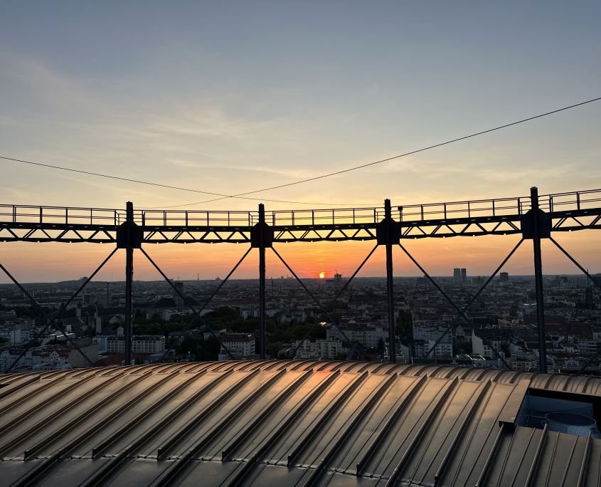 Ausblick vom Dach des Gasometers in den Sonnenuntergang mit Blick über Berlin