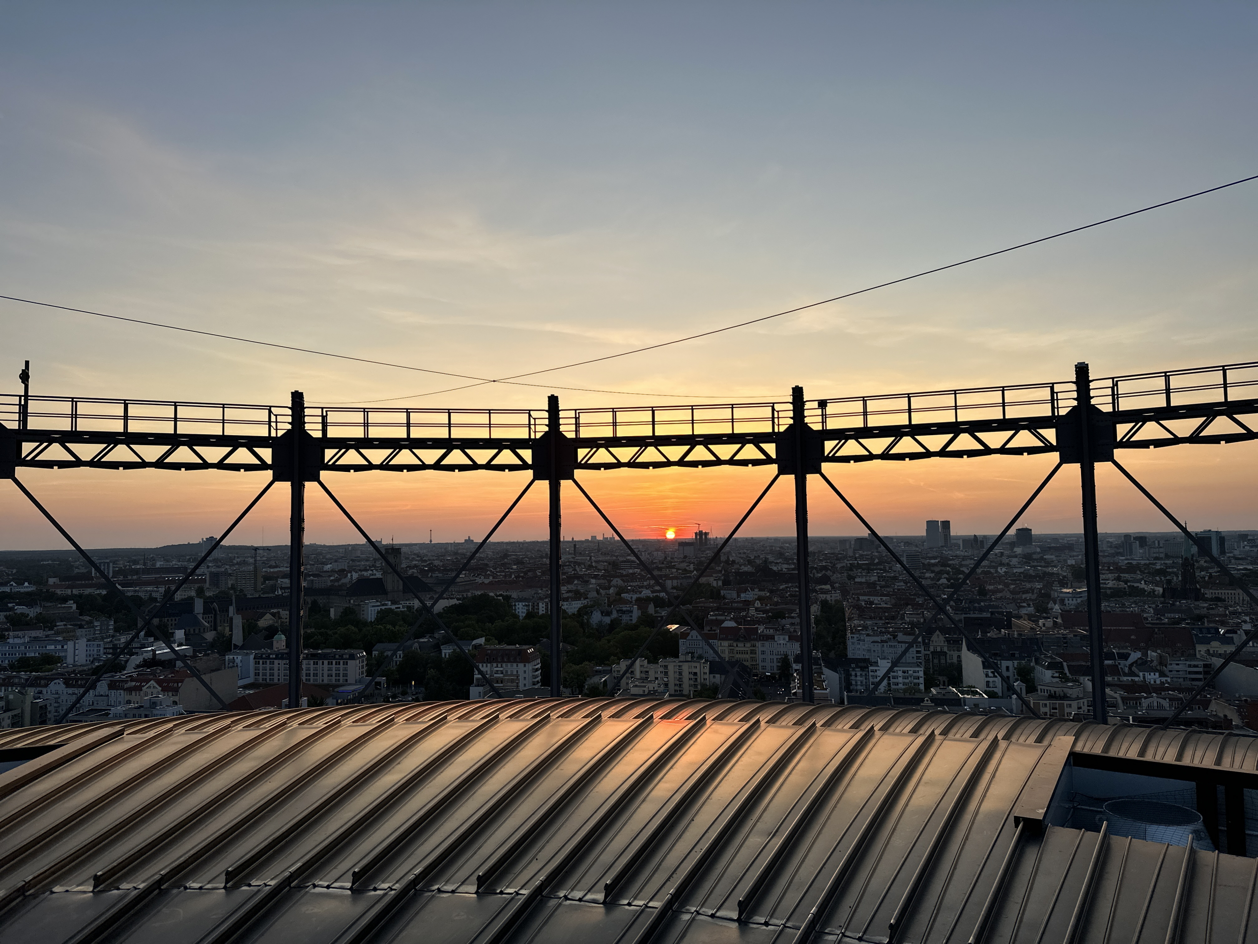 Ausblick vom Dach des Gasometers in den Sonnenuntergang mit Blick über Berlin