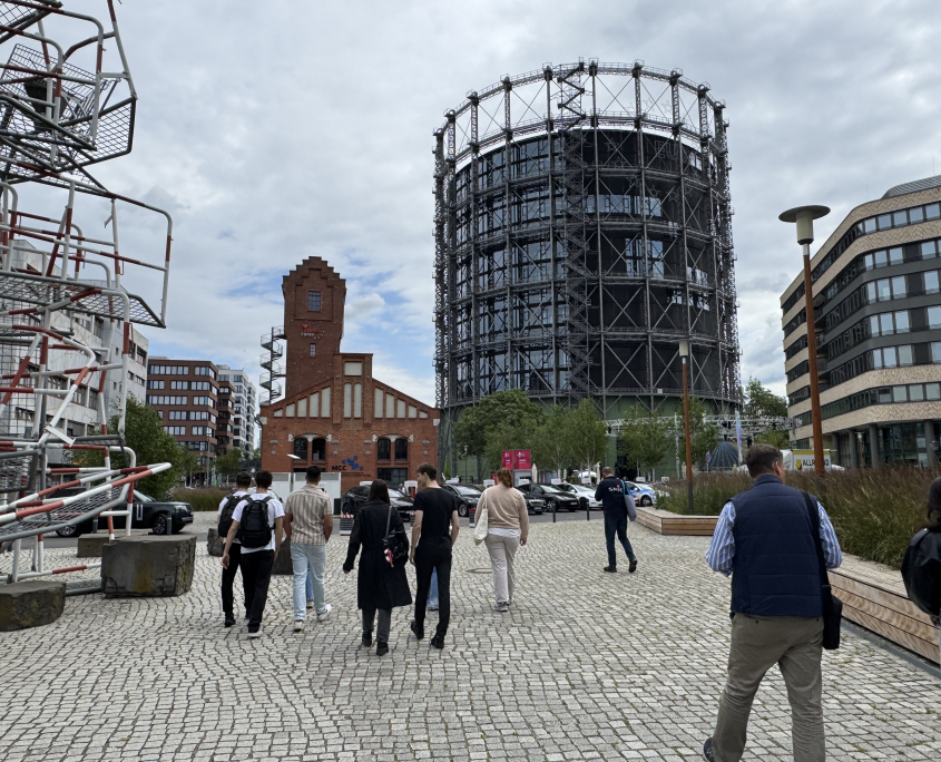 Studierende der BHT erkunden den EUREF-Campus Berlin zusammen mit Mitarbeitenden von SPIE.