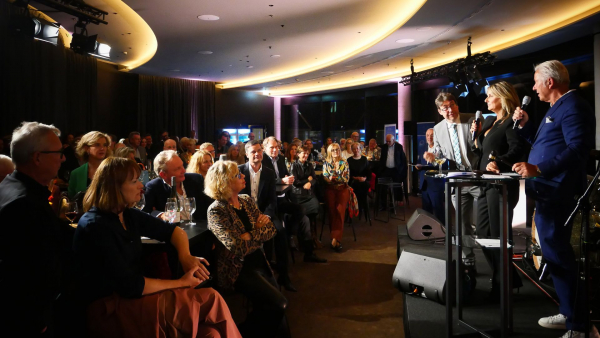 Bühne im Gasometer Sky mit Kim Fisher und Klaus Wowereit