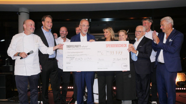 Gruppenfoto mit Spendenscheck bei der Trüffelparty mit Thomas Kammeier, Markus Seidel, Reinhard Müller, Kim Kisher, Cornelia Poletto, Rüdiger Grupbe und Klaus Wowereit