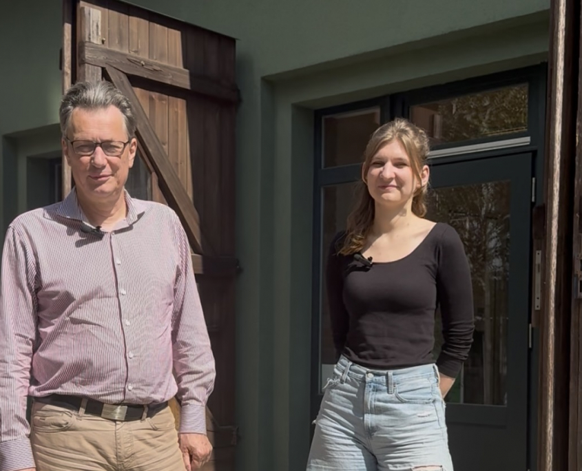 Prof. Dienel und Wiebke Blum auf dem EUREF-Campus vor den Green Garages