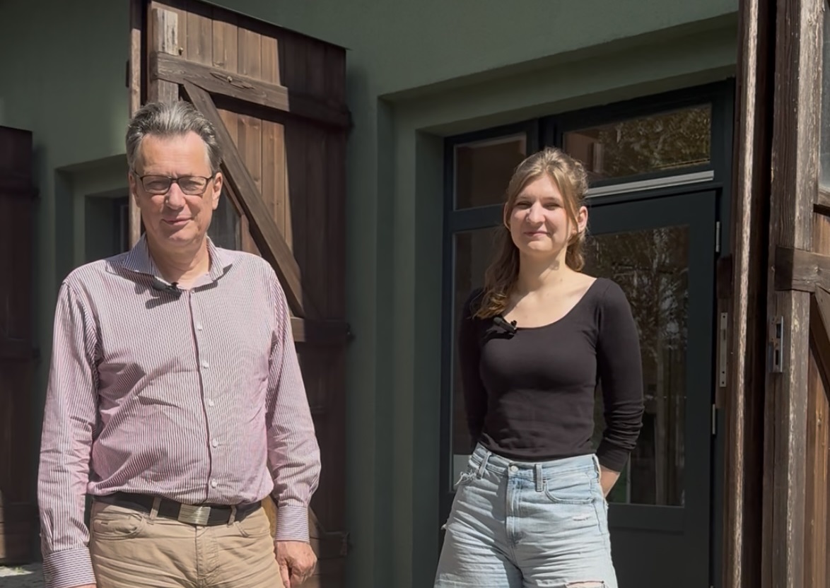 Prof. Dienel und Wiebke Blum auf dem EUREF-Campus vor den Green Garages