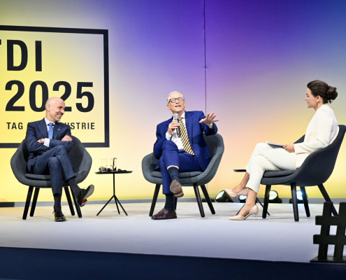 BDI Präsident und Bill Gates auf der Bühne beim Tag der deutschen Industrie 2025 im Gasometer auf dem EUREF-Campus Berlin