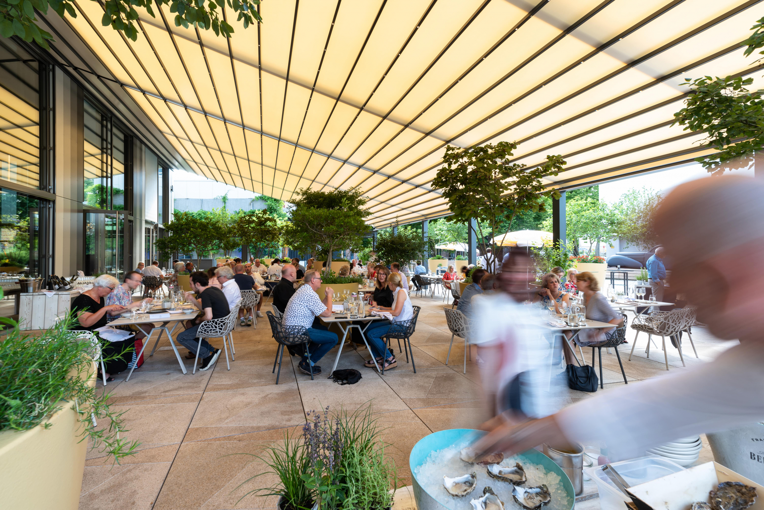 Die Sommerterrasse des the CORD Restaurants mit Gästen