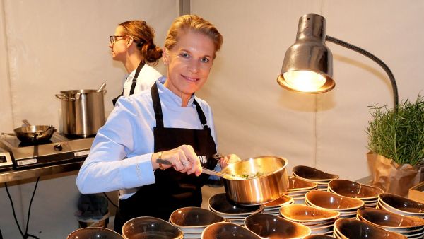 Cornelia Poletto richtet mit Trüffel Gerichte an