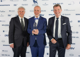 Reinhard Müller (i.d. Mitte) mit dem Preis für Innovation und Nachhaltigkeit