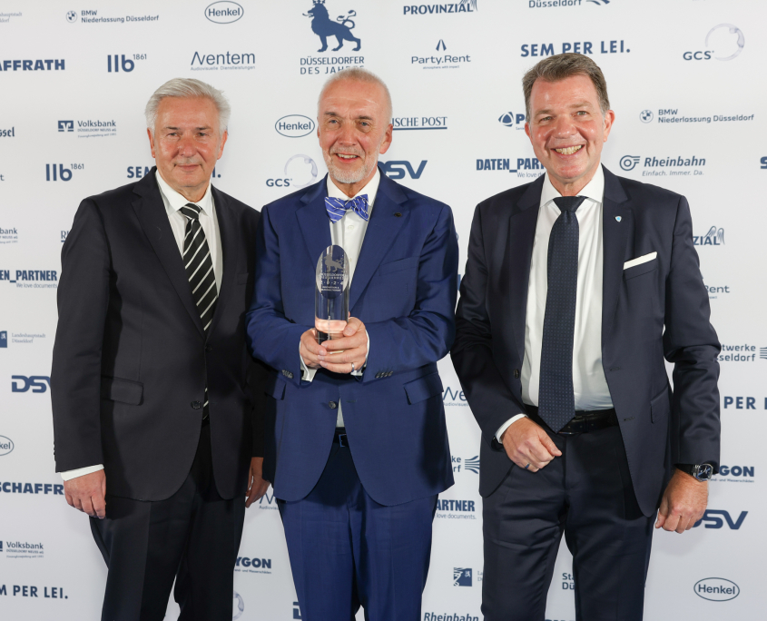 Reinhard Müller (i.d. Mitte) mit dem Preis für Innovation und Nachhaltigkeit