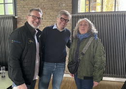 EUREF-Küchenchef Dirk Biedermann, Robert Klinge von Terra Naturkost und Sous-Chefin Doris Schön (v.l.n.r.) setzten auf Bio in den Gastronomien des EUREF-Campus.