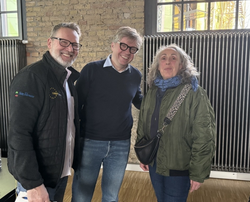 EUREF-Küchenchef Dirk Biedermann, Robert Klinge von Terra Naturkost und Sous-Chefin Doris Schön (v.l.n.r.) setzten auf Bio in den Gastronomien des EUREF-Campus.