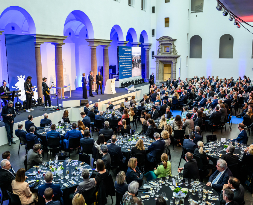 Festsaal mit Bankett-Tischen im K21/Ständehaus