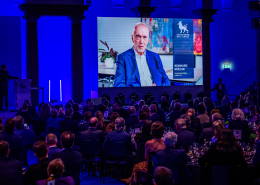 Reinhard Müllers Image-Film wird auf der Leinwand abgespielt