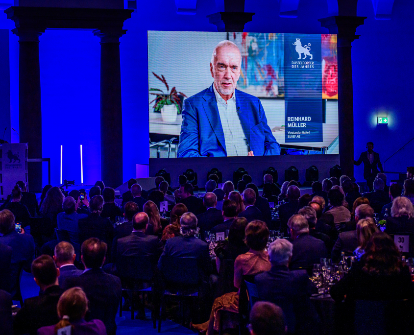 Reinhard Müllers Image-Film wird auf der Leinwand abgespielt