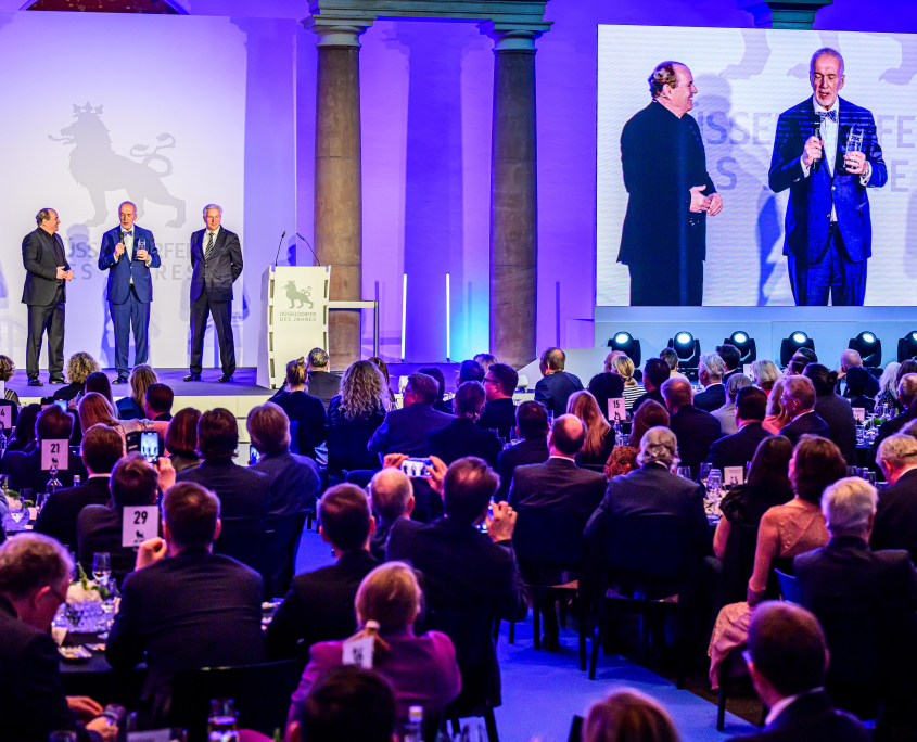 Preisträger Reinhard Müller hält eine kurze Dankesrede