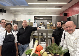 Thomas Kammeier, gastronomischer Leiter des EUREF-Campus, zusammen mit seinem Gastro-Team und Gernot Zessin in einer der Küchen auf dem EUREF-Campus, vor einem Berg Gemüse, der für die Suppe verwendet wird.