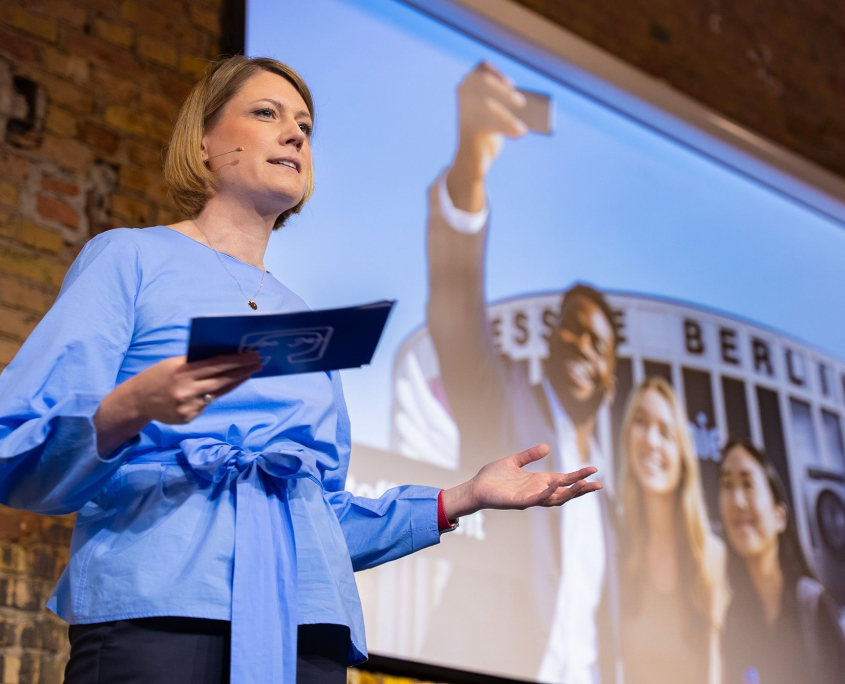 Dr. Sara Warneke , CEO von GFU Consumer & Home Electronics GmbH