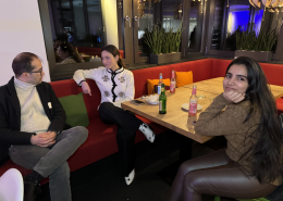 Nach dem Vortrag sitzen die Studierenden zum lockeren Networking noch zusammen