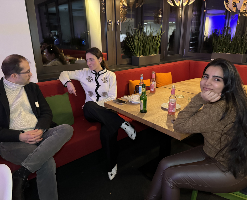 Nach dem Vortrag sitzen die Studierenden zum lockeren Networking noch zusammen