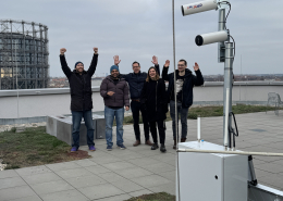 Installation geglückt - mit Blick auf den Gasometer im Hintergrund