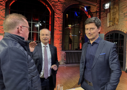 RBB-Moderator Sascha Hingst Moderator Sascha Hingst und Johannes Wieczorek, Staatssekretär für Mobilität und Verkehr nach der Live-Sendung "Bürgerdialog" vom RBB, die auf dem EUREF-Campus gedreht wurde