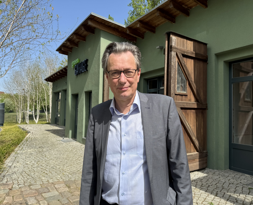 Prof. Dienel auf dem EUREF-Campus Berlin vor den Green Garages.