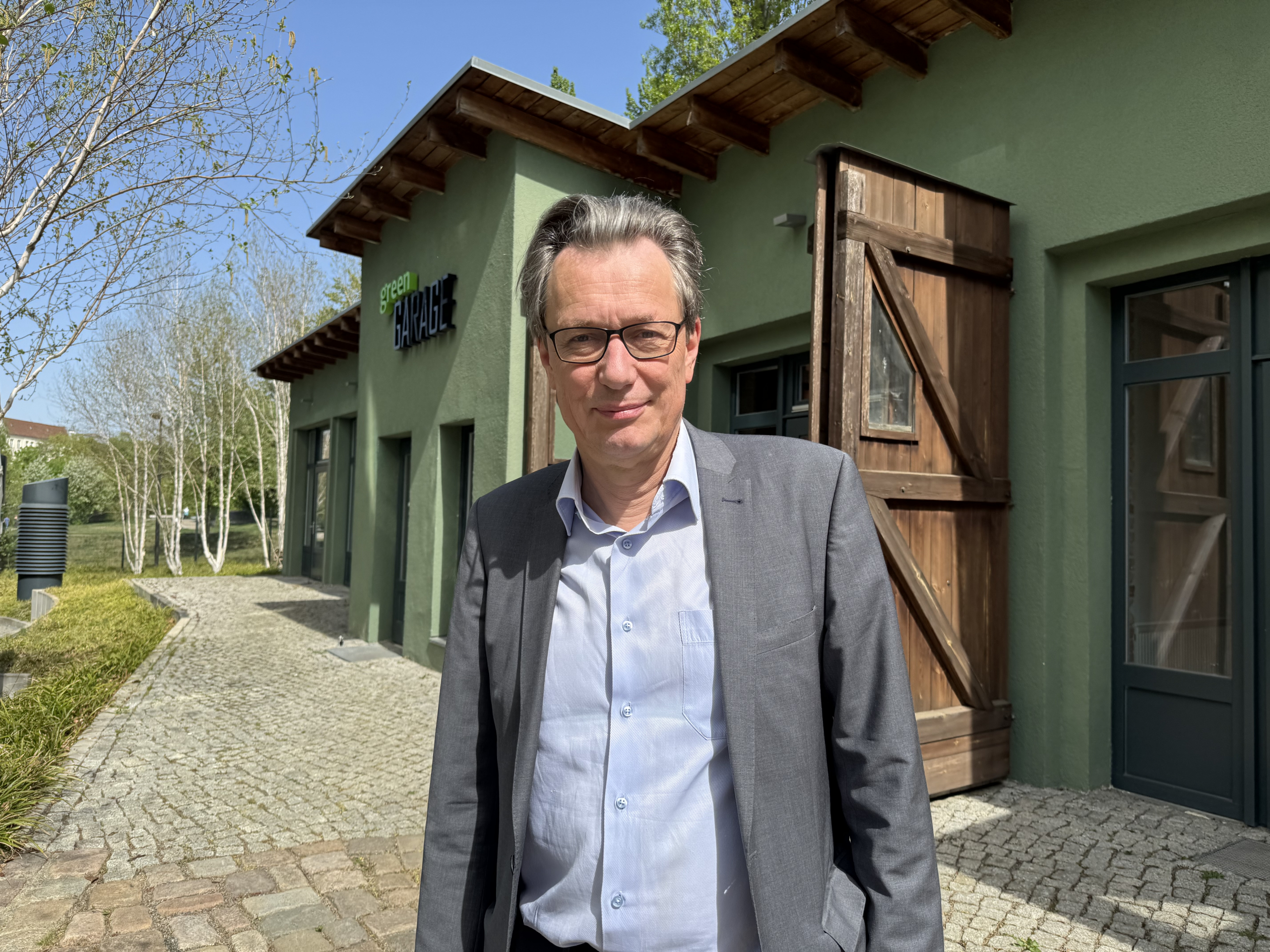 Prof. Dienel auf dem EUREF-Campus Berlin vor den Green Garages.