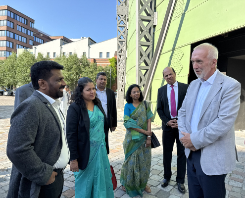 EUREF-Gründer Reinhard Müller empfängt den srilankischen Staatschef und seine Delegation vor dem Gasometer auf dem EUREF-Campus