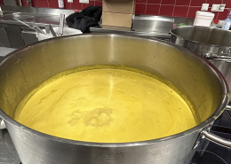 Ein großer Topf mit Suppe, der für den Suppenbus von KUBUS bereit steht.