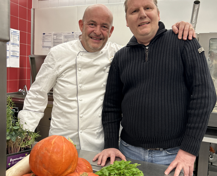Arm in Arm: Thomas Kammeier, gastronomischer Leiter auf dem EUREF-Campus und Gernot Zessin von KUBUS.
