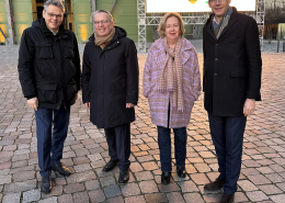 Jörn Oltmann, Stefan Böltes, Karin Teichmann, Tjapko Poppens (v.l.n.r.) stehen auf dem EUREF-Campus vor dem Gasometer für ein Gruppenbild bereit.