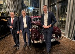 Stefan Böltes, Jörn Oltmann und Tjapko Poppens vor einem Oldtimer im Fine-Dining-Restaurant The CORD auf dem EUREF-Campus (v.l.n.r.)