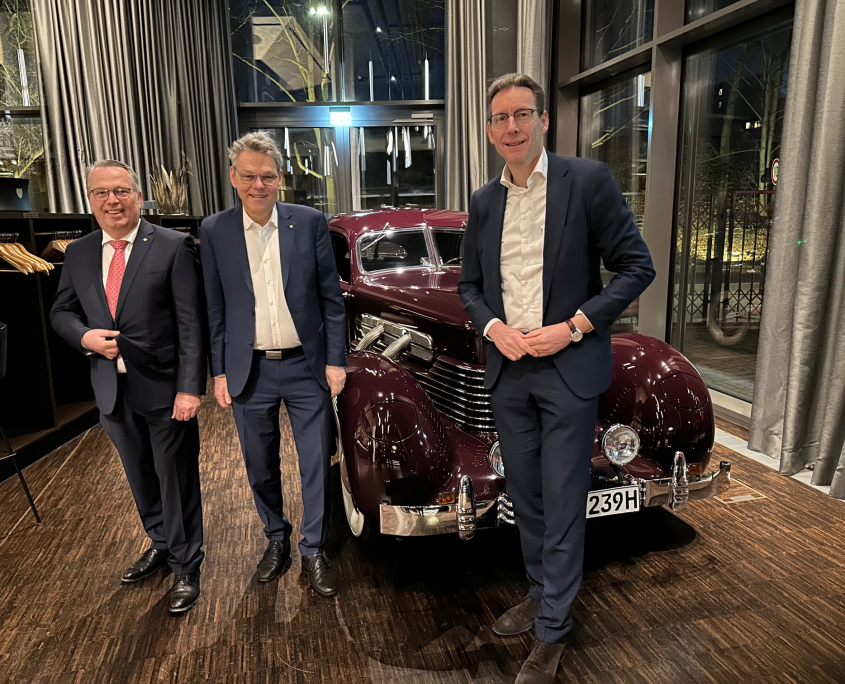 Stefan Böltes, Jörn Oltmann und Tjapko Poppens vor einem Oldtimer im Fine-Dining-Restaurant The CORD auf dem EUREF-Campus (v.l.n.r.)