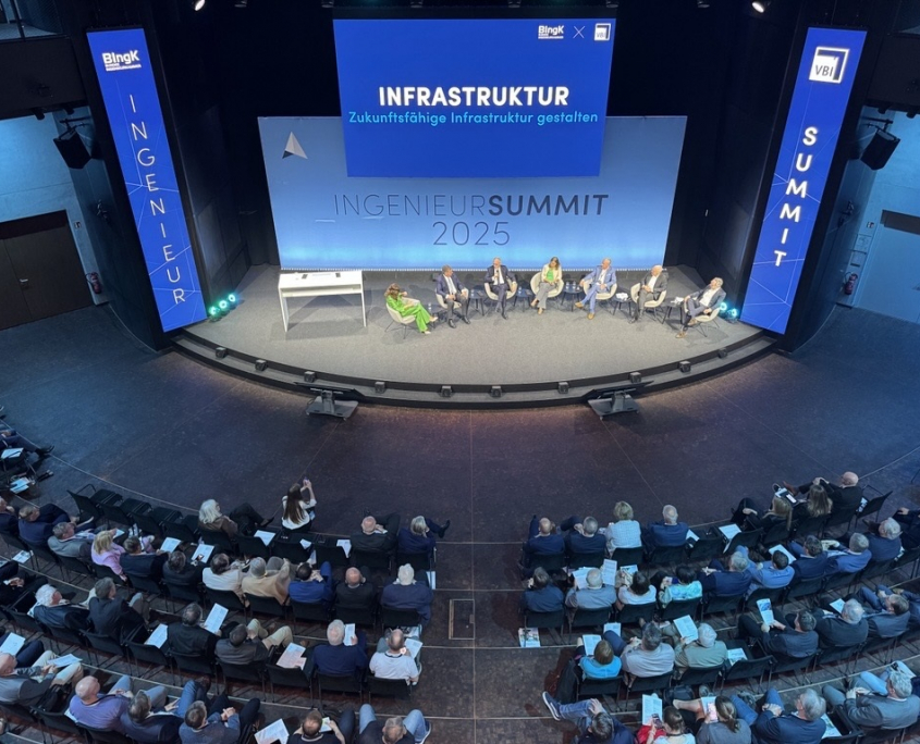 Auf der Bühne im Gasometer des EUREF-Campus diskutierten die Gäste des Ingenieur-Summits 2025.