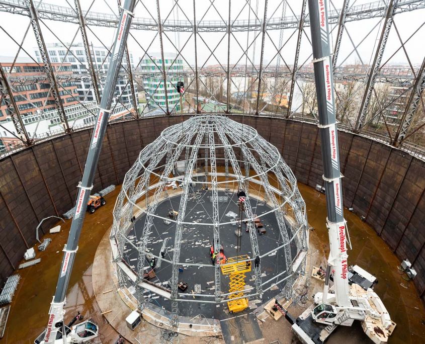 Abbau der Kuppel, in der die Jauch-Show im Gasometer stattfand - im Hintergrund der EUREF-Campus.