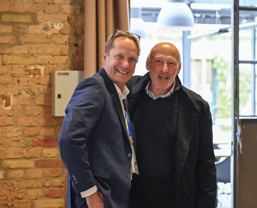 Stefan Grund von Schneider Electric (links im Bild) bei der 10Jahres-Feier von inno2grid