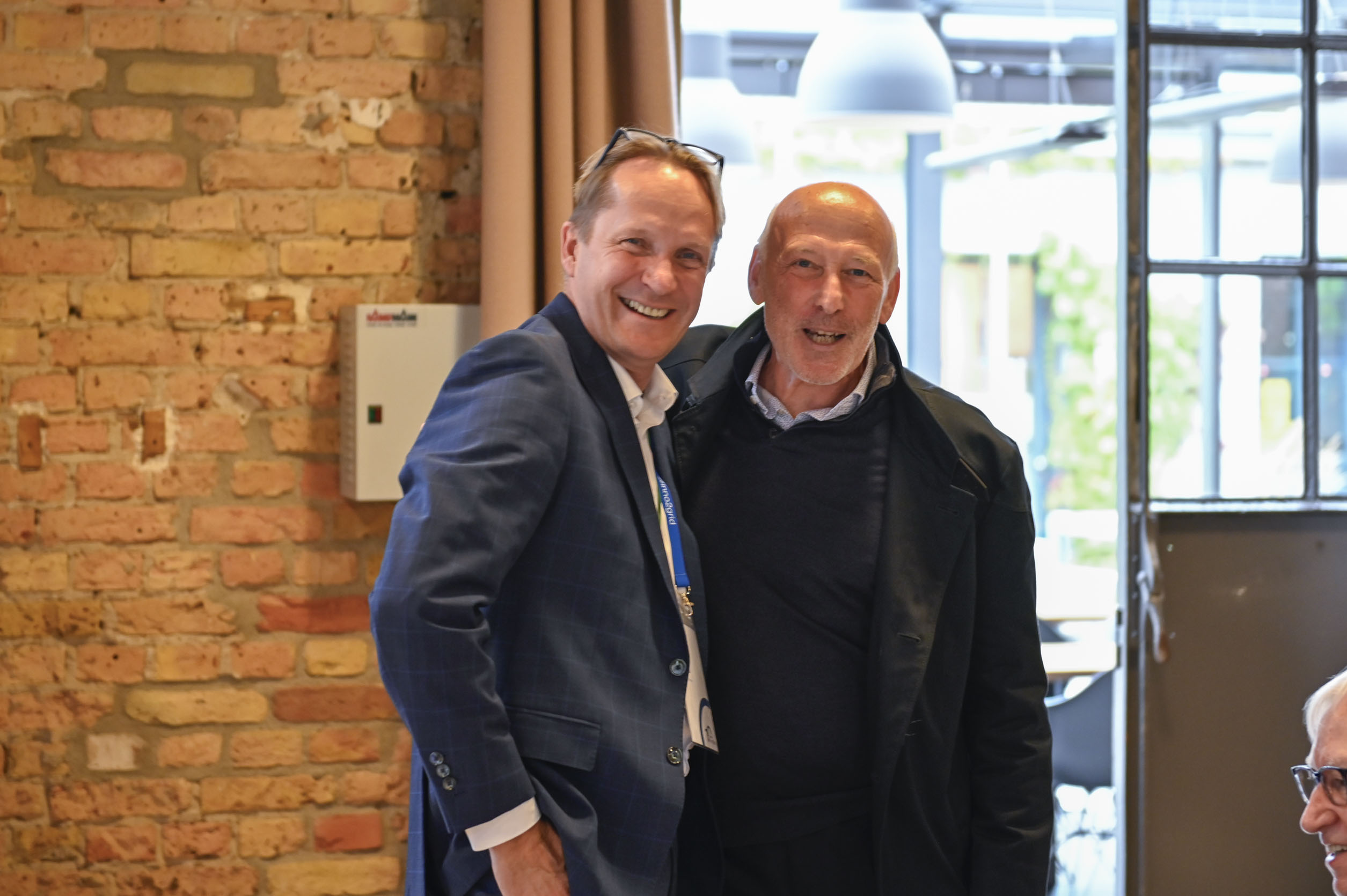 Stefan Grund von Schneider Electric (links im Bild) bei der 10Jahres-Feier von inno2grid