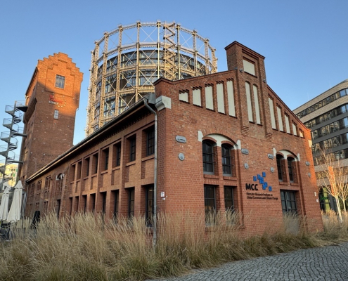 Aus der Nähe betrachtet: Das MCC/PIK in einem der Messelbau-Retortenhäuser im Stil der märkischen Backsteingotik, auf dem EUREF-Campus in Berlin, in unmittelbarer Nähe zum Gasometer.